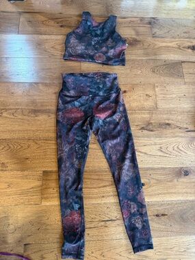 Athleta Dark Rose Floral Printed Tights - Black & Deep Rose